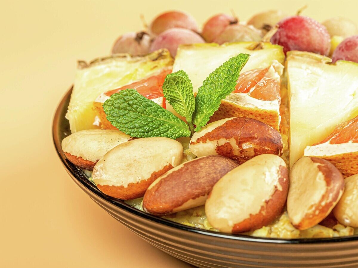    Орехи, апельсины, мята и крыжовник | CC BY 2.0 / Marco Verch Professional / Close-up, porridge with brazil nuts, fruit and mint leaves in a black bow