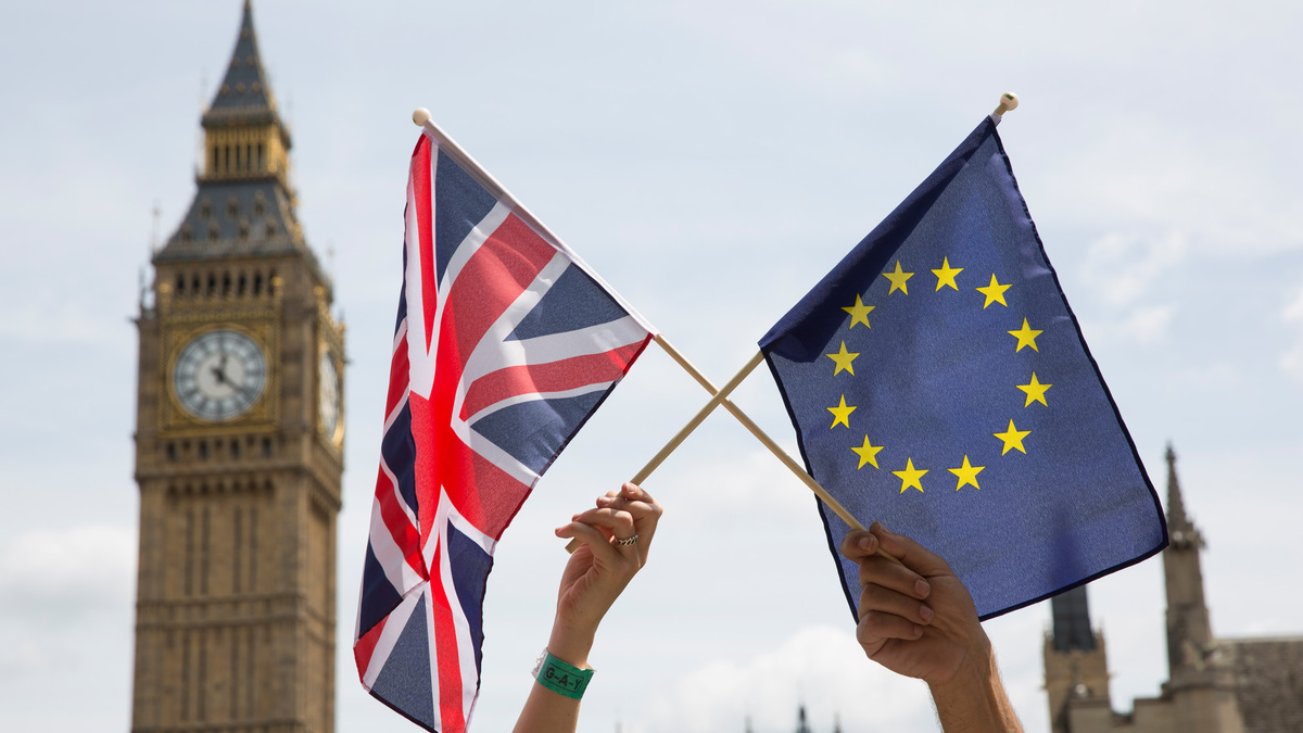    английский флаг Великобритании, флаг ЕС флаг Евросоюза (фото: EPA)