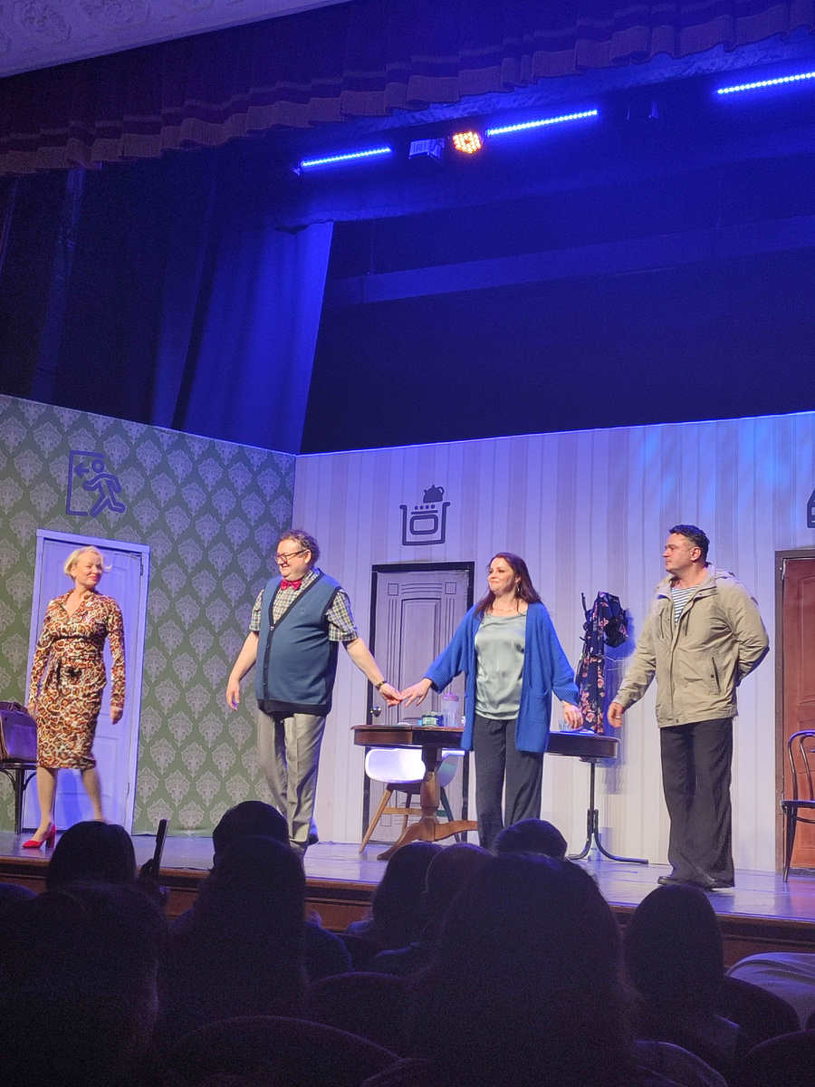 Актёры вышли на поклон, фото автора 