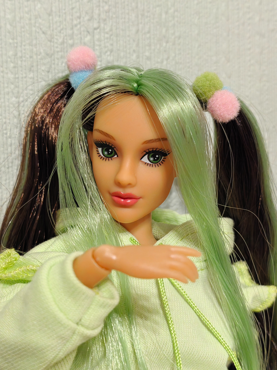 Девчонка невероятная кокетка)