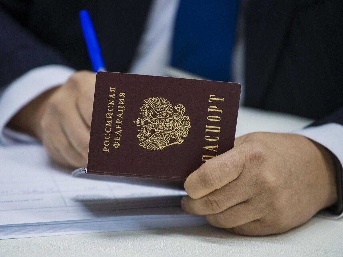    Мужчина заполняет реквизиты данными из паспорта | © РИА Новости / Табылды Кадырбеков
