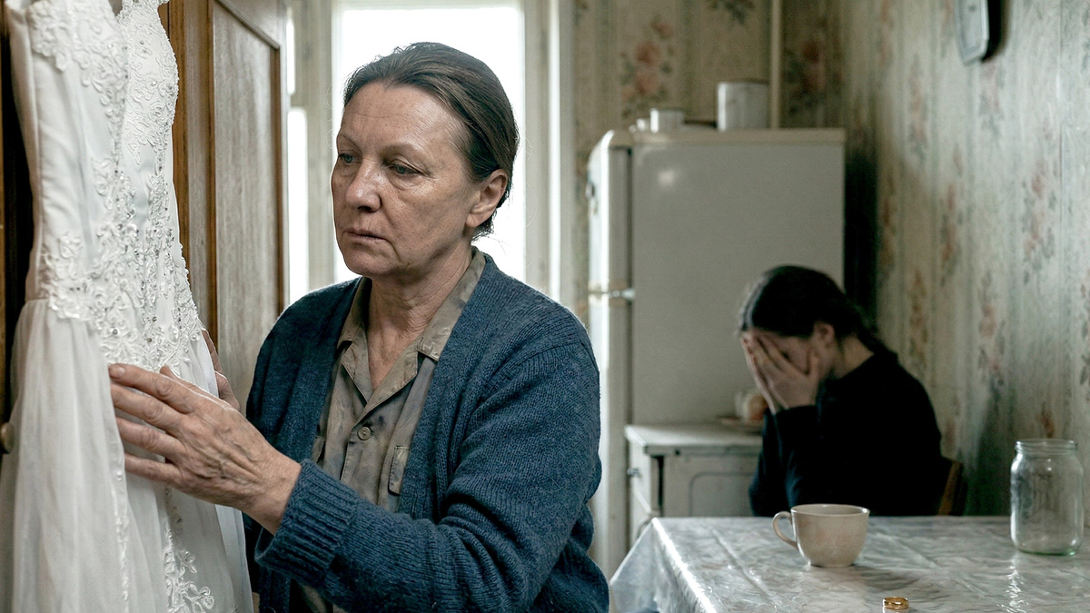 Белое облако тюля в пустой комнате