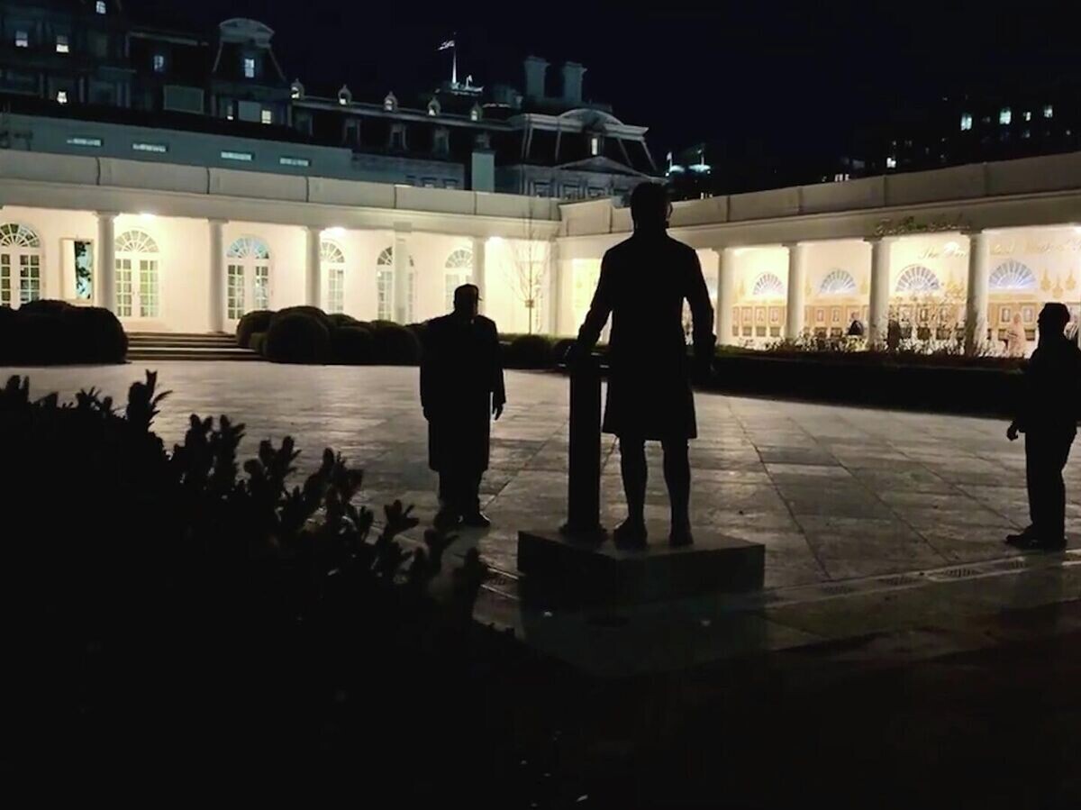    Трамп в ответ на вопросы журналистов про Иран предложил взглянуть на статуи | © Пул