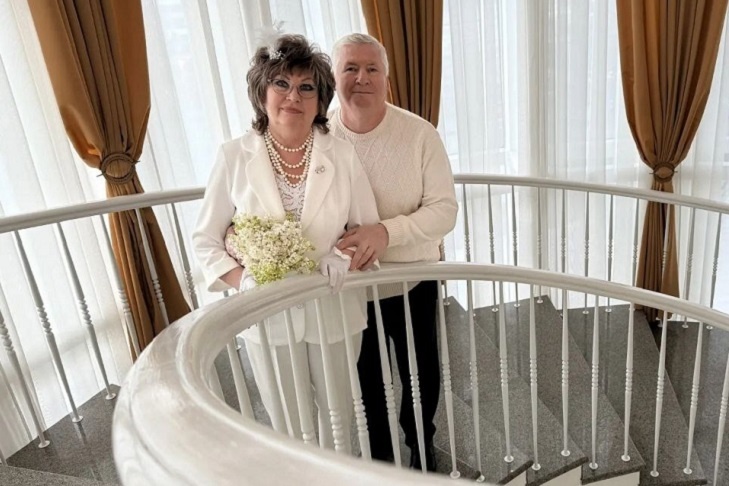    Виктор Егорович и Людмила Иннокентьевна обменялись обручальными кольцами и подарили друг другу «золотой» поцелуй. Фото: Управление по делам ЗАГС Новосибирской области