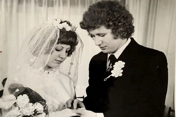 © Фото из семейного архива.     
    Ровно 50 лет назад Виктор Егорович и Людмила Иннокентьевна впервые назвали друг друга мужем и женой. Главное достижение этой замечательной пары – дети Александр и Марина, которые подарили родителям прекрасных внуков.📷
