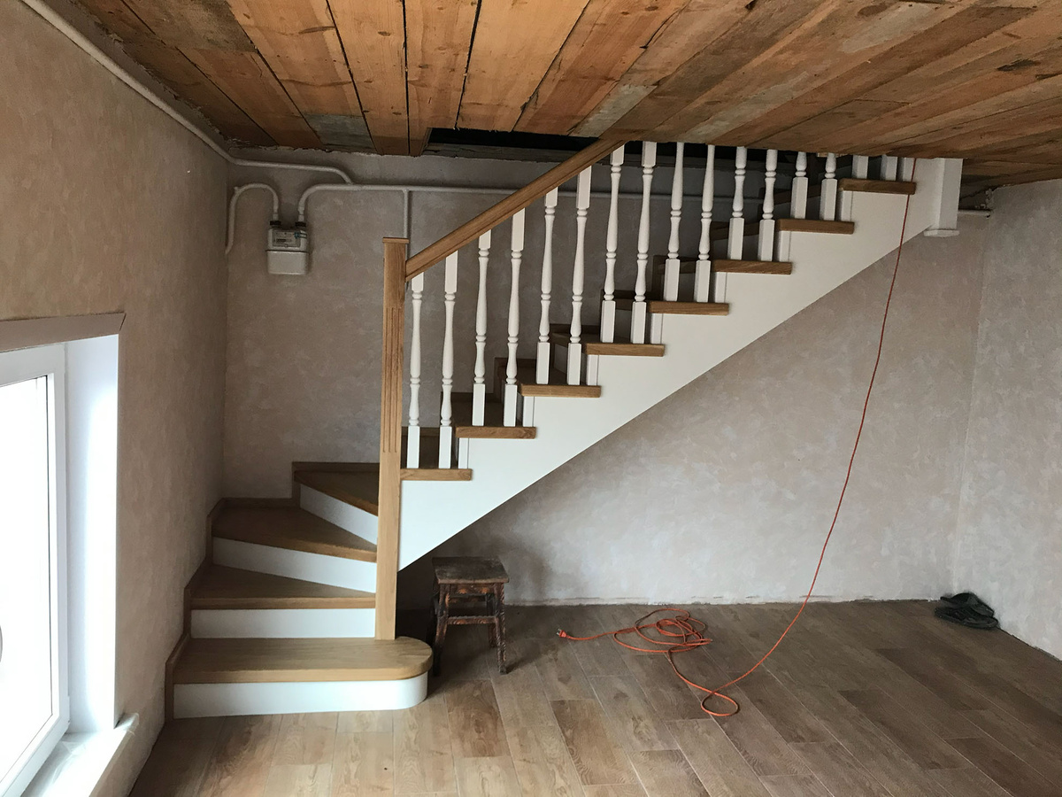 Та самая лестница — параметры помещения были очень многообещающими для обустройства кухни под лестницей. © Ниора