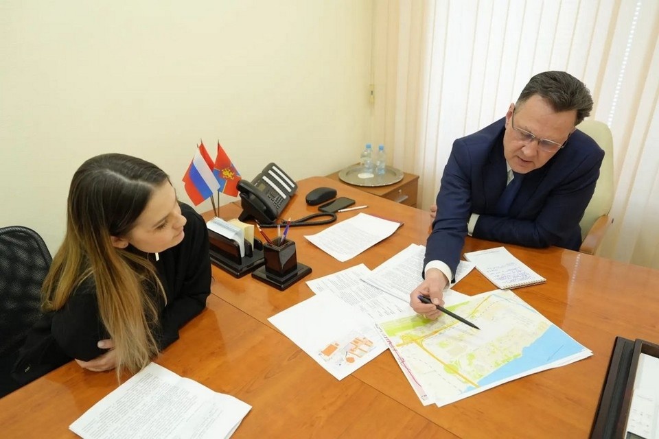    Глава Красноярска провел прием жителей города. Фото: телеграм-канал Сергея Верещагина