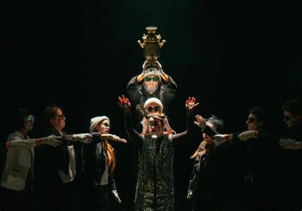    Сцена из спектакля творческого объединения "Пуще прежнего" (Москва) "Жизнь насекомых", © сайт театра "Скоморох"