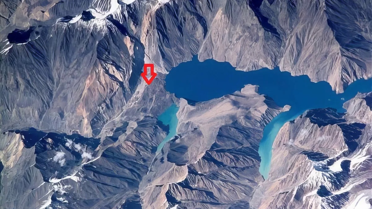 Усойский завал (обозначен стрелкой)