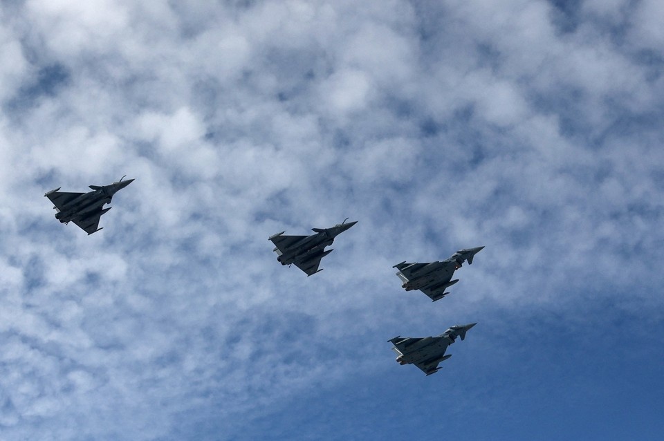    Британия подняла истребители и заправщик с базы на Кипре на фоне угроз REUTERS