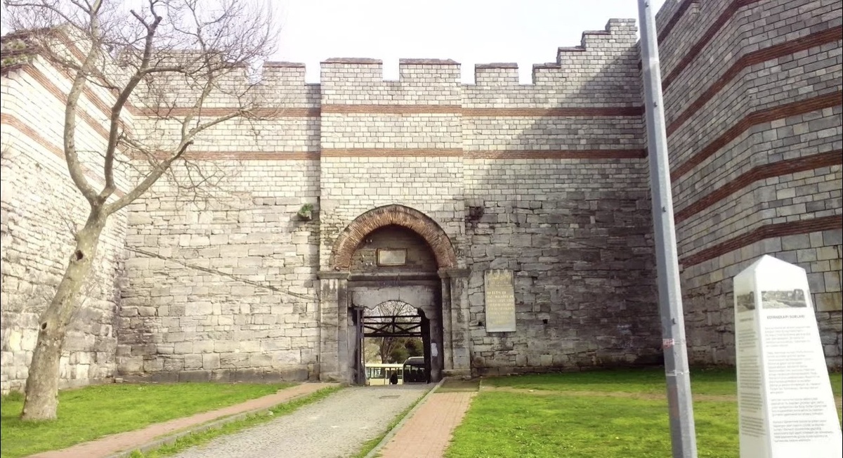 Золотые ворота города Константинополя, из Интернета. 