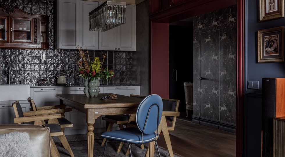 Эклектика в темных тонах: трешка 100 м² в Тюмени