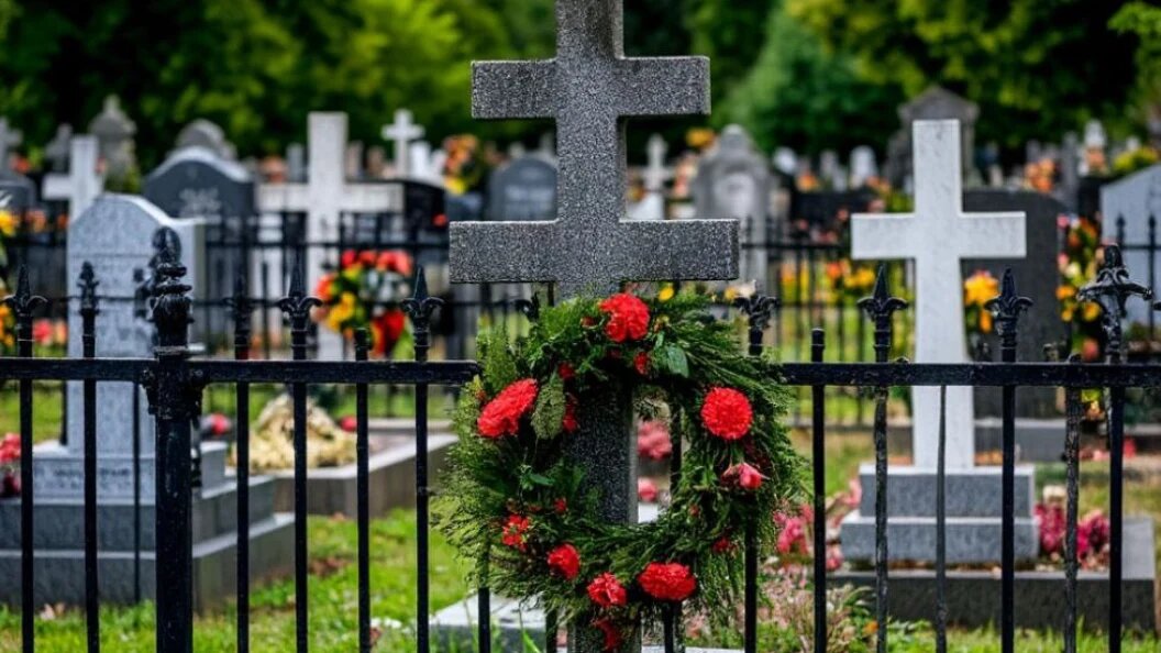    Священник объяснил, почему нельзя говорить «земля пухом» на похоронах. Коллаж Царьграда