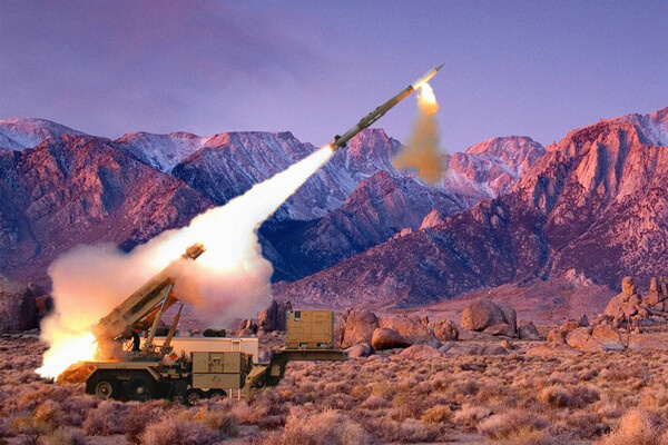 Старт ракеты Patriot PAC-3, которых Украина может лишиться    
 
 Видна работа газодинамического руля — струя, бьющая вбок / Lockheed Martin   📷