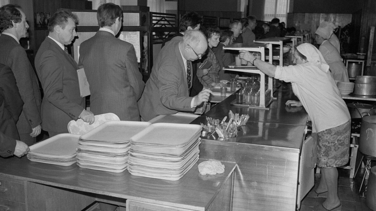    Столовая Министерства автомобильной промышленности. Москва, 1989 год. Фото: Konstantin Gushcha/Shutterstock/Fotodom