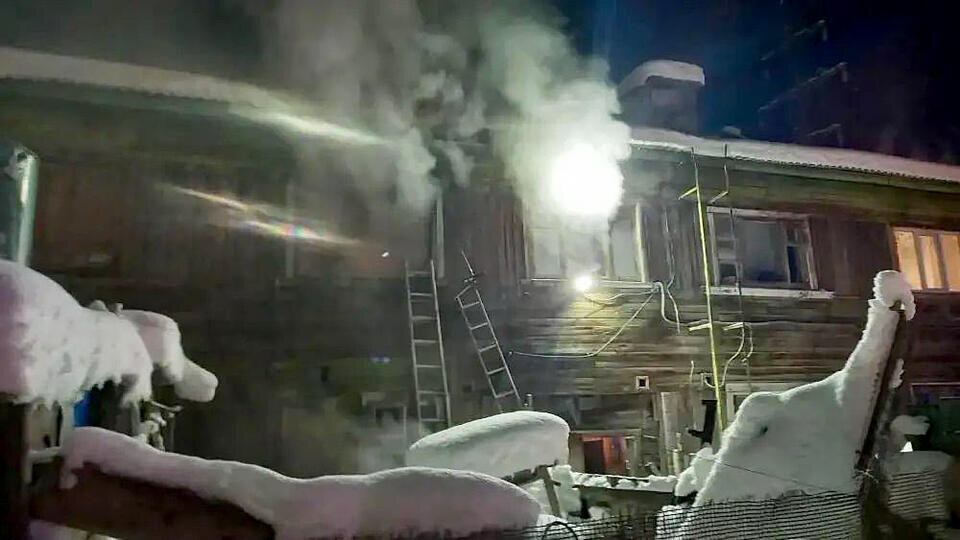     Два человека погибли при пожаре в доме в Якутске t.me/МЧС Республики Саха (Якутия)