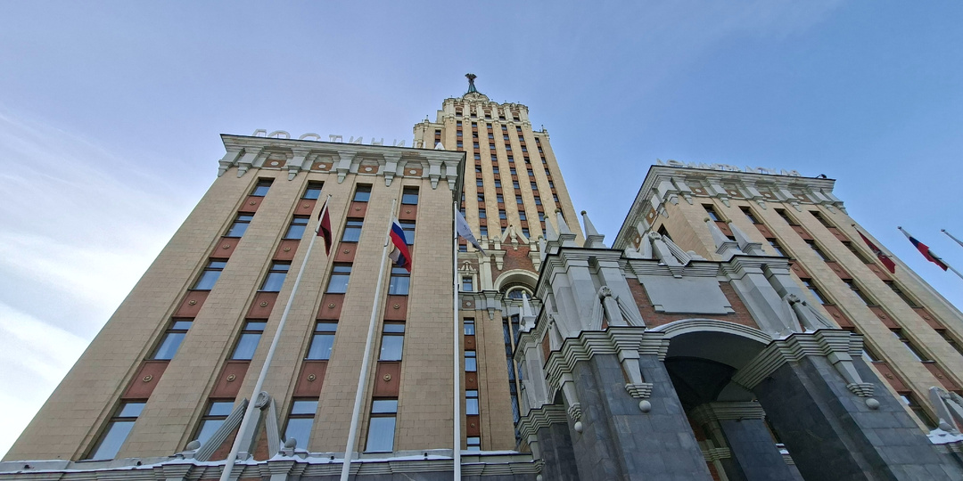 Самая дорогая советская гостиница встречает гостей Москвы на Комсомольской площади. Что скрывает внутри себя "Ленинградская"?