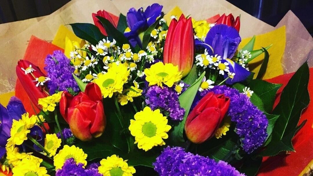    Коллеге на 8 Марта можно подарить букет ярких цветов   Юлия Литвиненко / mkset.ru