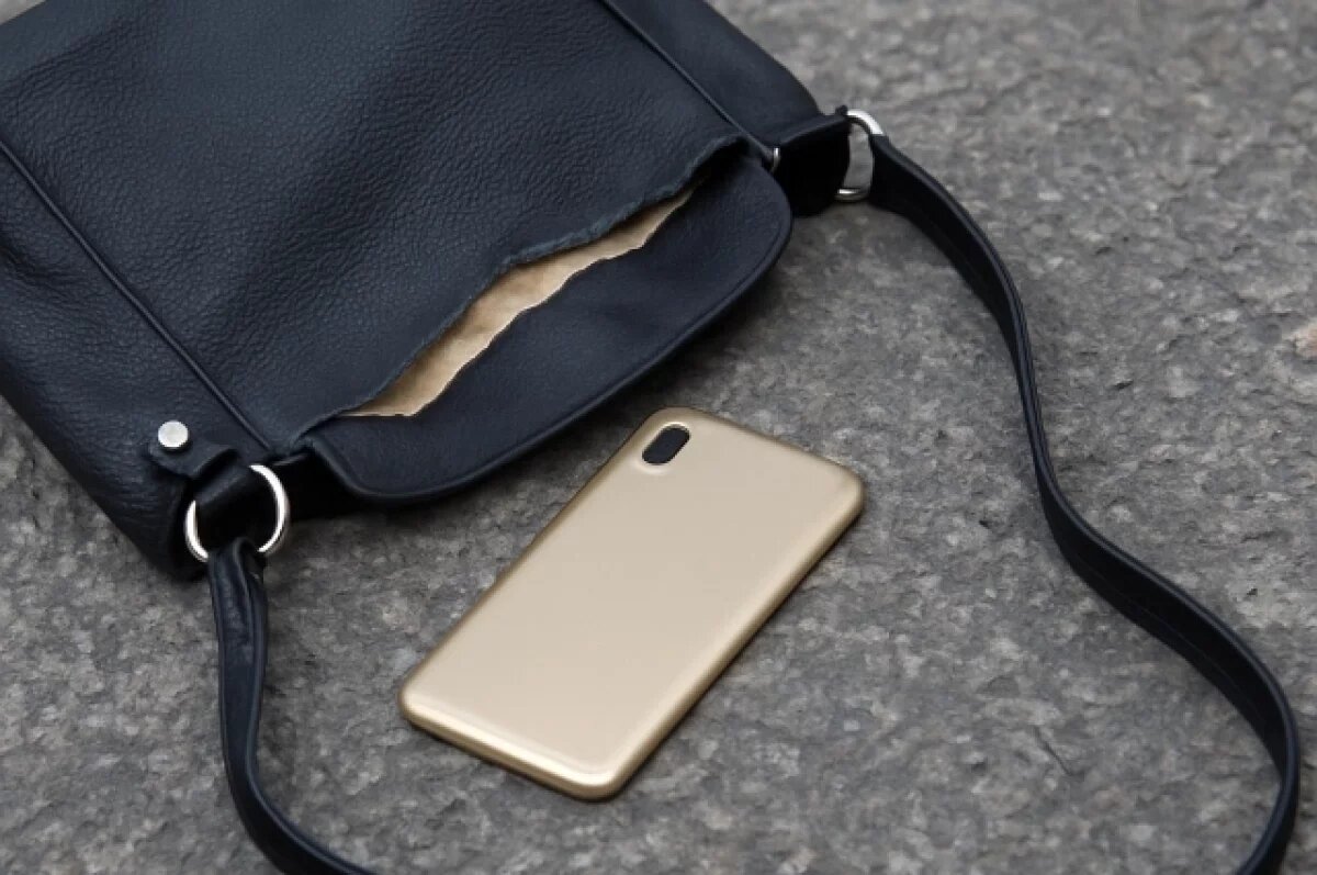    В Петропавловске 17-летняя школьница похитила два iPhone из бара