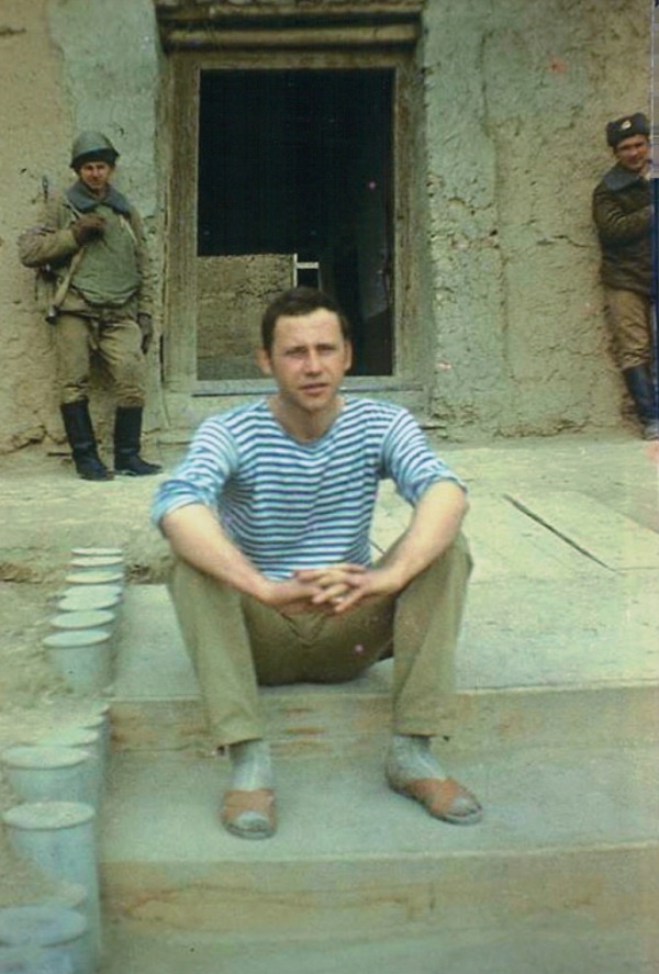 На фотографии СОБ Третьей минбатареи Семён Быстров позирует возле входа в расположение. За спиной Семёна стоит дневальный Игорь Долженко.