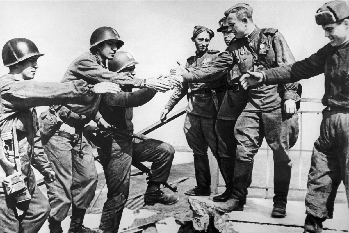    Встреча на Эльбе советских и американских войск./Александр Устинов / ТАСС