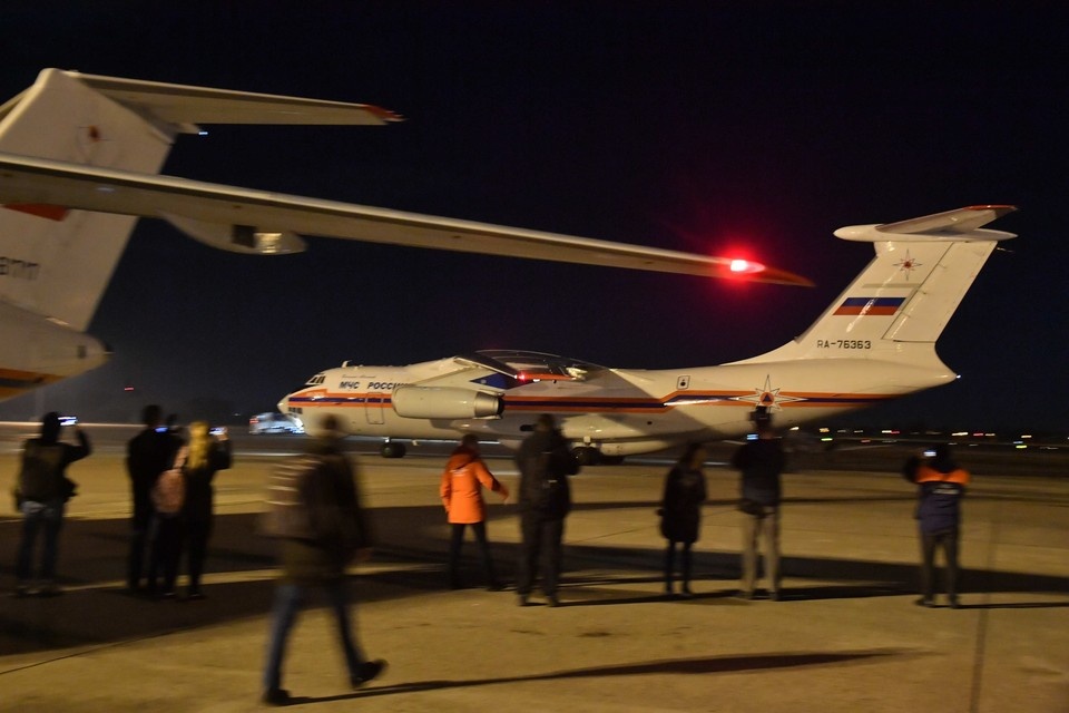    Спецборт МЧС доставил из Египта в РФ 84 покинувших Израиль россиянина GLOBAL LOOK PRESS