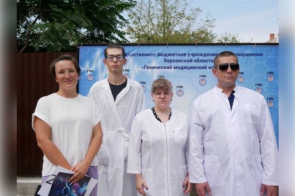    Ветеран СВО Евгений Овечкин (справа) учится на массажиста в Геническе. Фото: фонд "Защитники Отечества"