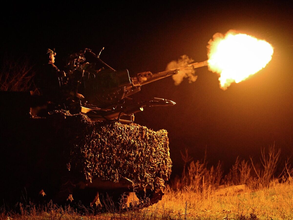    Военнослужащий ведет огонь из зенитной установки ЗУ-23 | © РИА Новости / Станислав Красильников