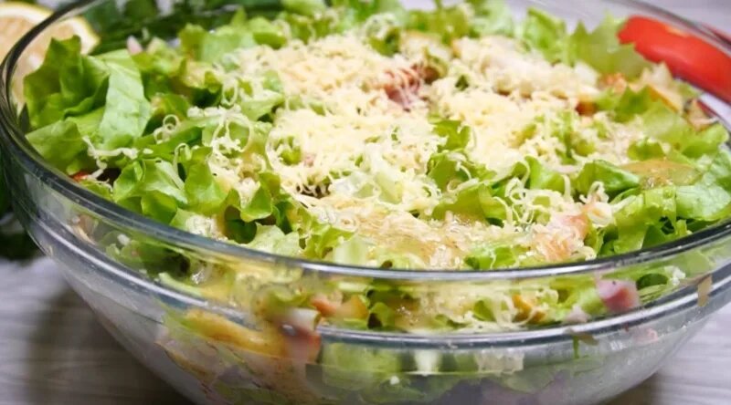    Салат «Красотка» полностью оправдывает свое название, он становится главным украшением стола еще до первой пробы