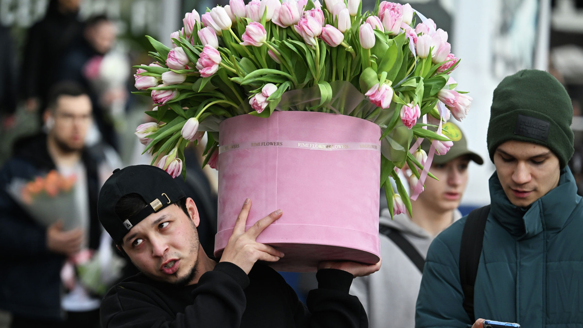    цветы тюльпаны 8 марта РИА