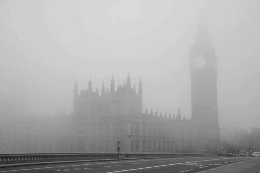Лондонский (серный) смог: характерная плотная дымовая завеса  📷
