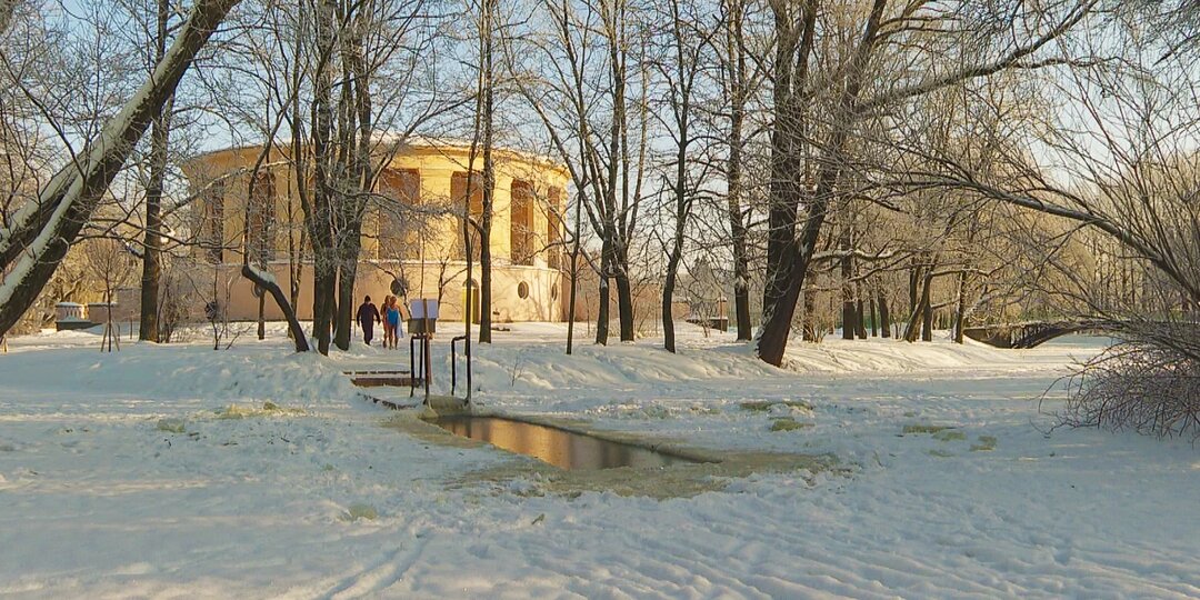 «В воде теплее, чем на суше». Как петербургские «моржи» покоряют прорубь в -20 градусов?