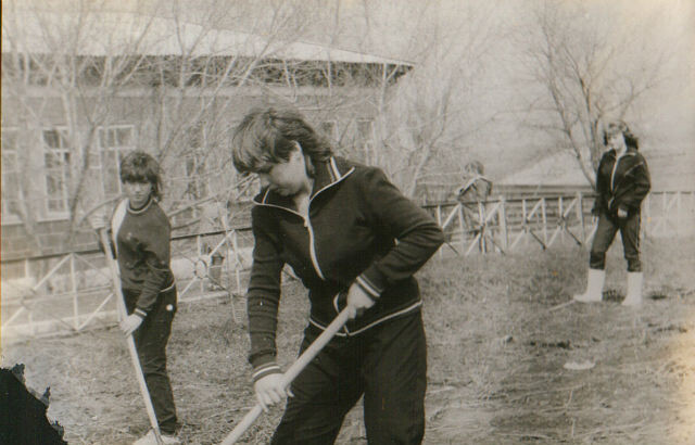 Вот они-  сапожки. Не на мне, на Наташе. Теплынь, а она все равно в них. Они всем очень нравились.)
