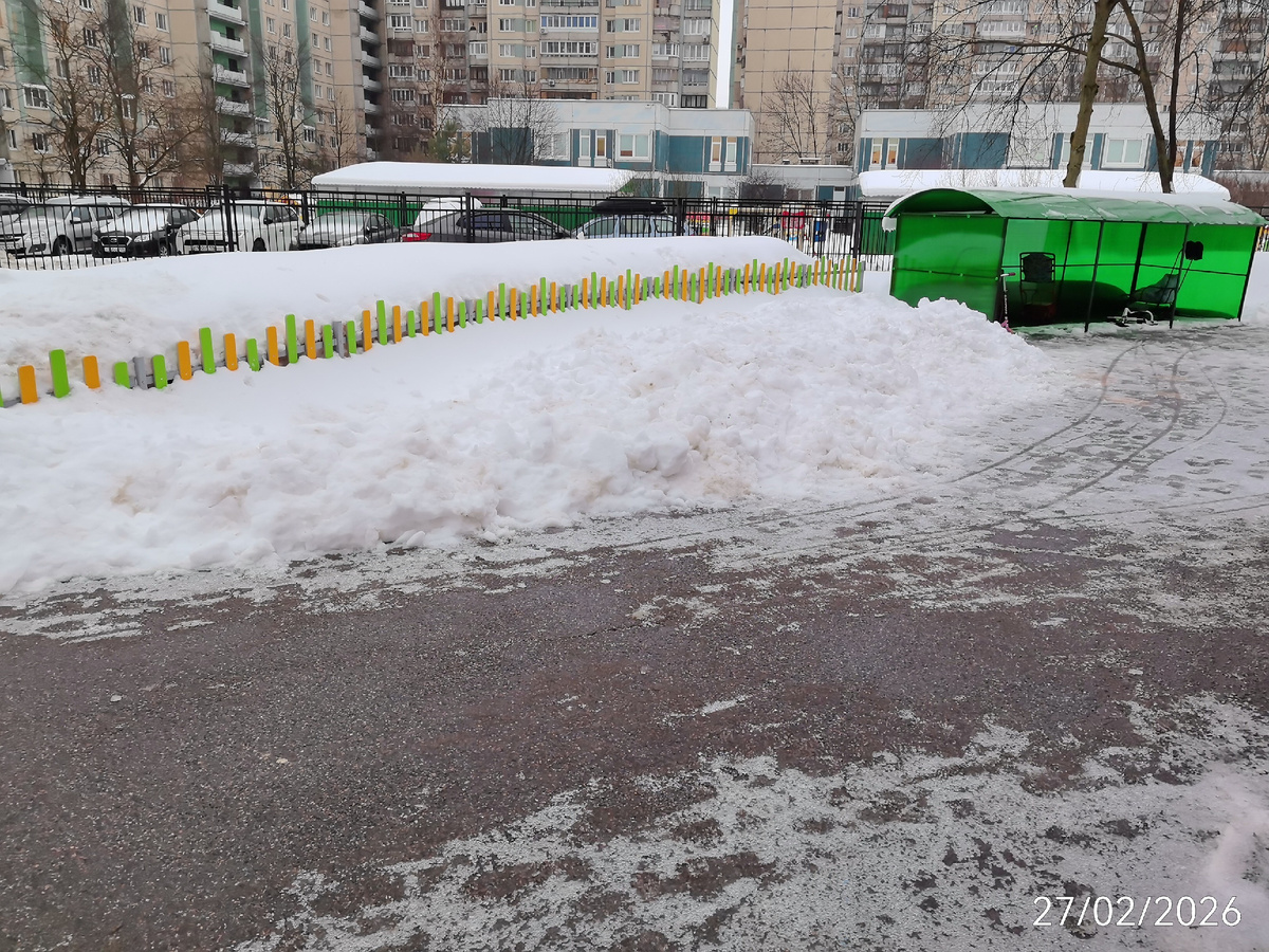 Утро 27-го, дворник разгребает дорожку у садика