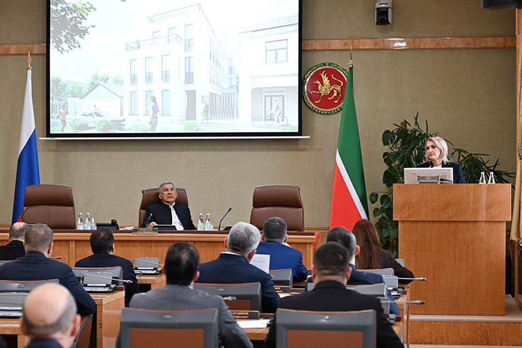    Так называемая историческая комиссия, которая уже 10 лет держит застройку исторических центров Казани, Свияжска, Болгара и других городов в ежовых рукавицах, в этот раз прошла без разворотов — согласовали все 16 проектов в столице РТ, плюс ряд проектов Свияжска, Чистополя, Бугульмы.   
Фото: rais.tatarstan.ru