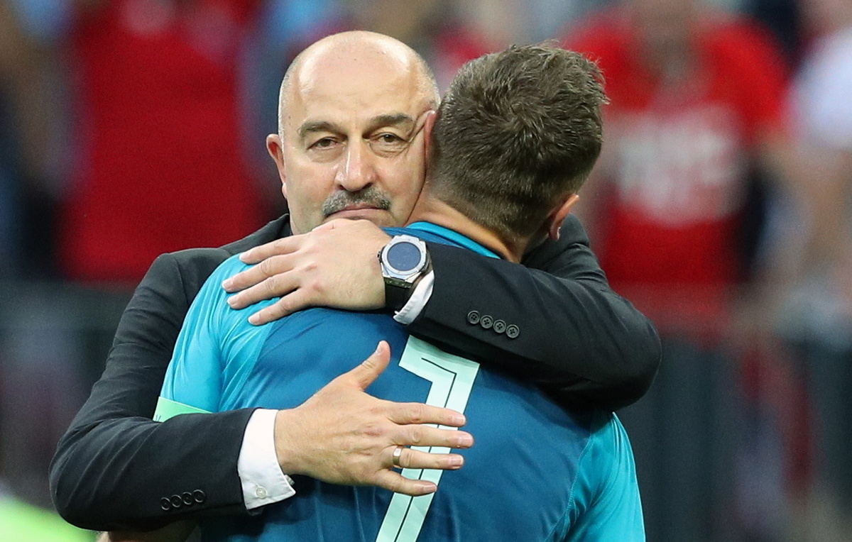    Главный тренер "Ахмата" Станислав Черчесов и вратарь ЦСКА Игорь Акинфеев  Михаил Терещенко/ТАСС