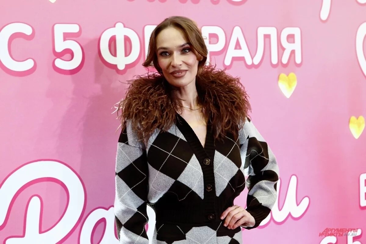    Самолет с сыном Алены Водонаевой развернули над Ираном