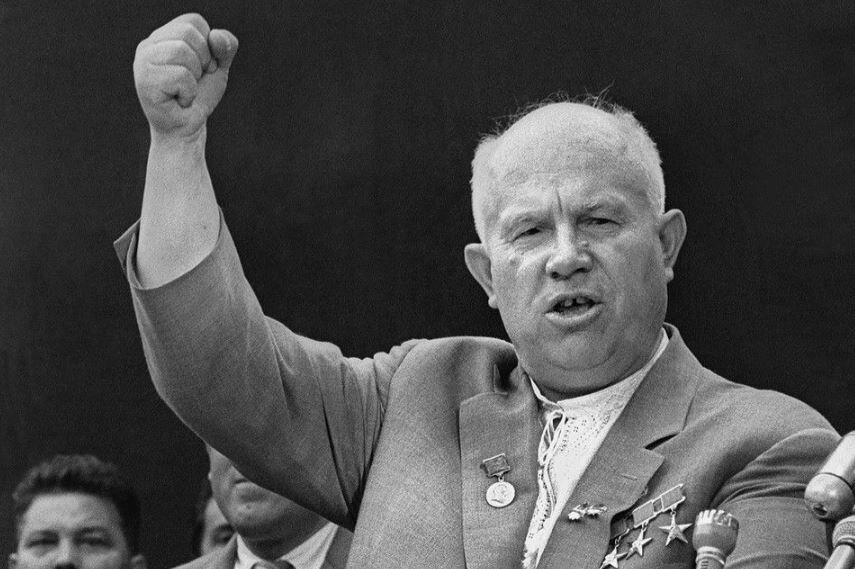 В одной руке кукуруза, в другой — ботинок. Десять лет, перевернувшие страну.