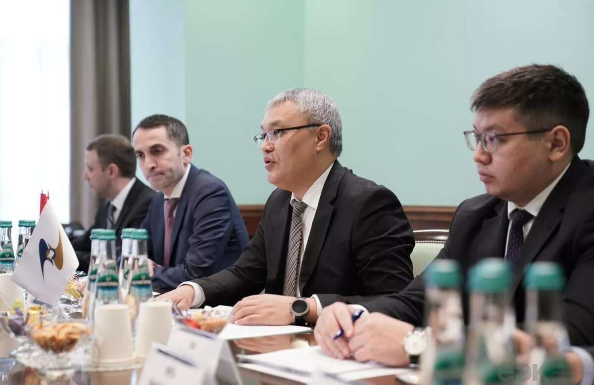 Министр по интеграции и макроэкономике ЕЭК Данияр Иманалиев провел рабочую встречу с послом Кубы в РФ, постоянным представителем при ЕЭК Энрике Орта Гонсалесом © Photo : Пресс-служба ЕЭК