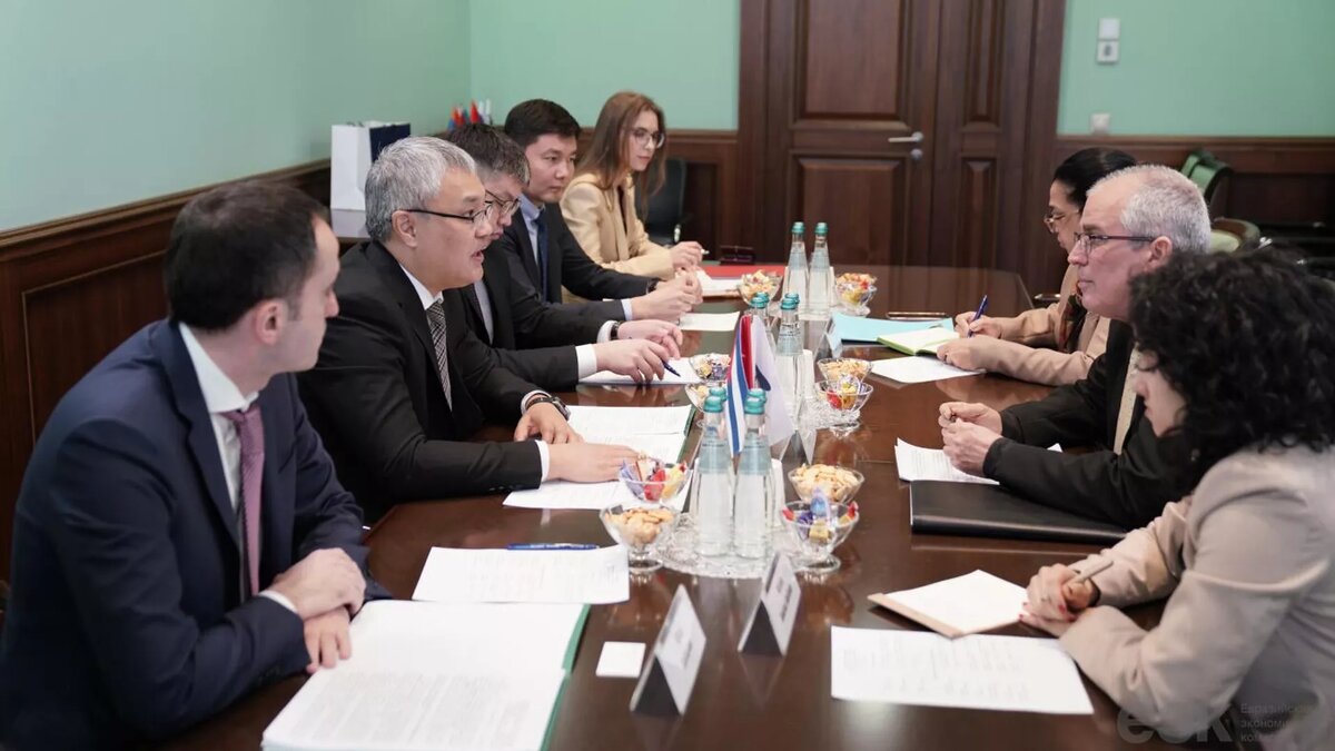 
Министр по интеграции и макроэкономике ЕЭК Данияр Иманалиев провел рабочую встречу с послом Кубы в РФ, постоянным представителем при ЕЭК Энрике Орта Гонсалесом © Photo : Пресс-служба ЕЭК