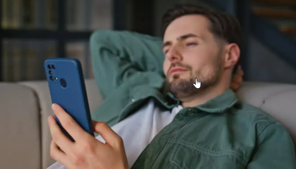 Наташа почувствовала странное в марте, когда Илья начал улыбаться телефону. Не ей, а телефону