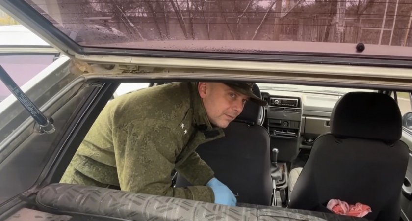    Кадр видео осмотра машины подозреваемого в похищении девочки в Смоленске | © Фото : Следственный Комитет России