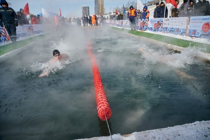                            Заплыв в ледяной воде / фото: телеграм-канал Василий Орлов