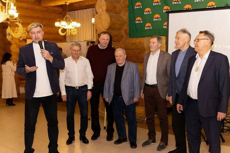    Ерёмин со своими коллегами (с микрофоном — Игорь Куделин).   
Фото: Фото предоставлено Станиславов Ерёминым