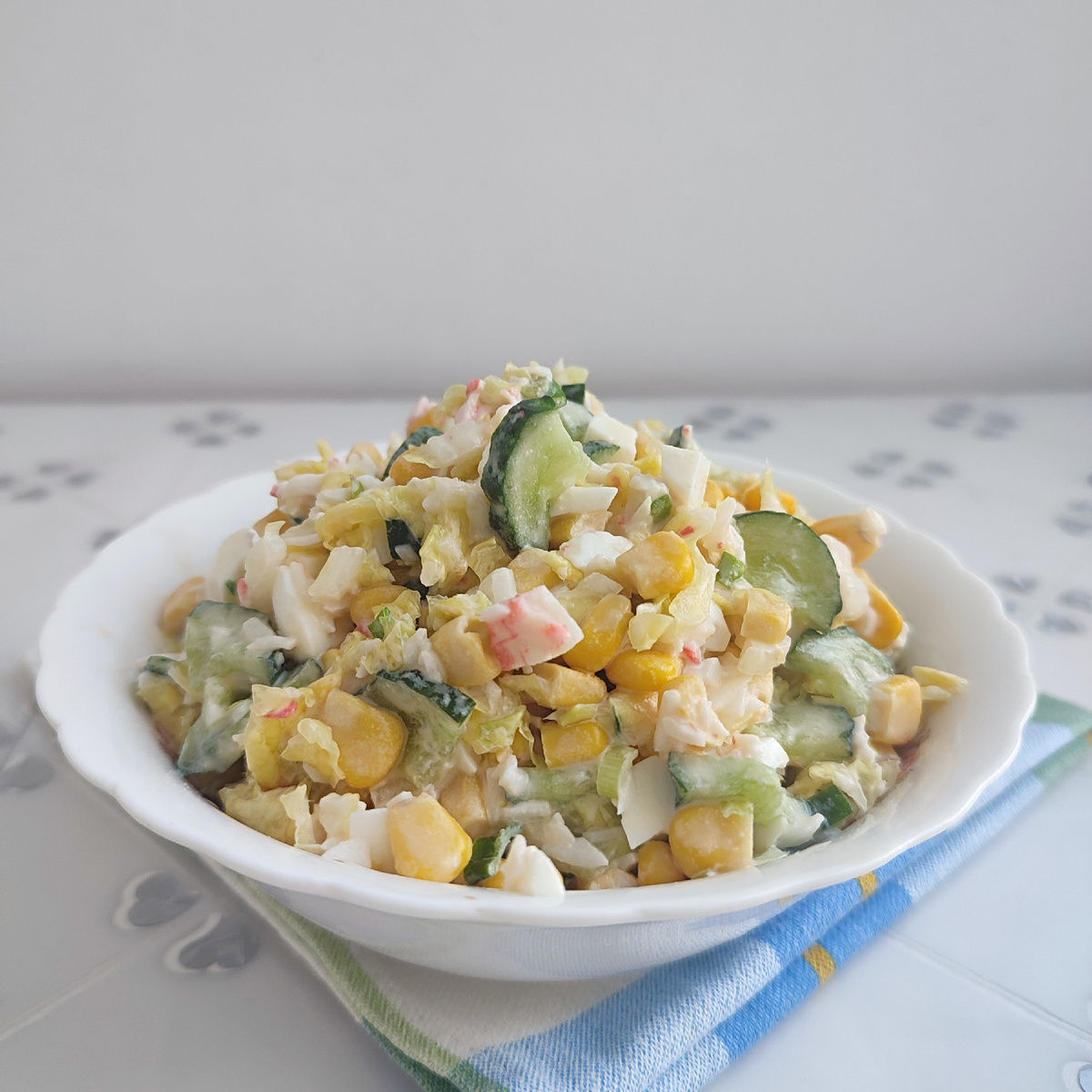 Салат с кукурузой и свежим огурцом