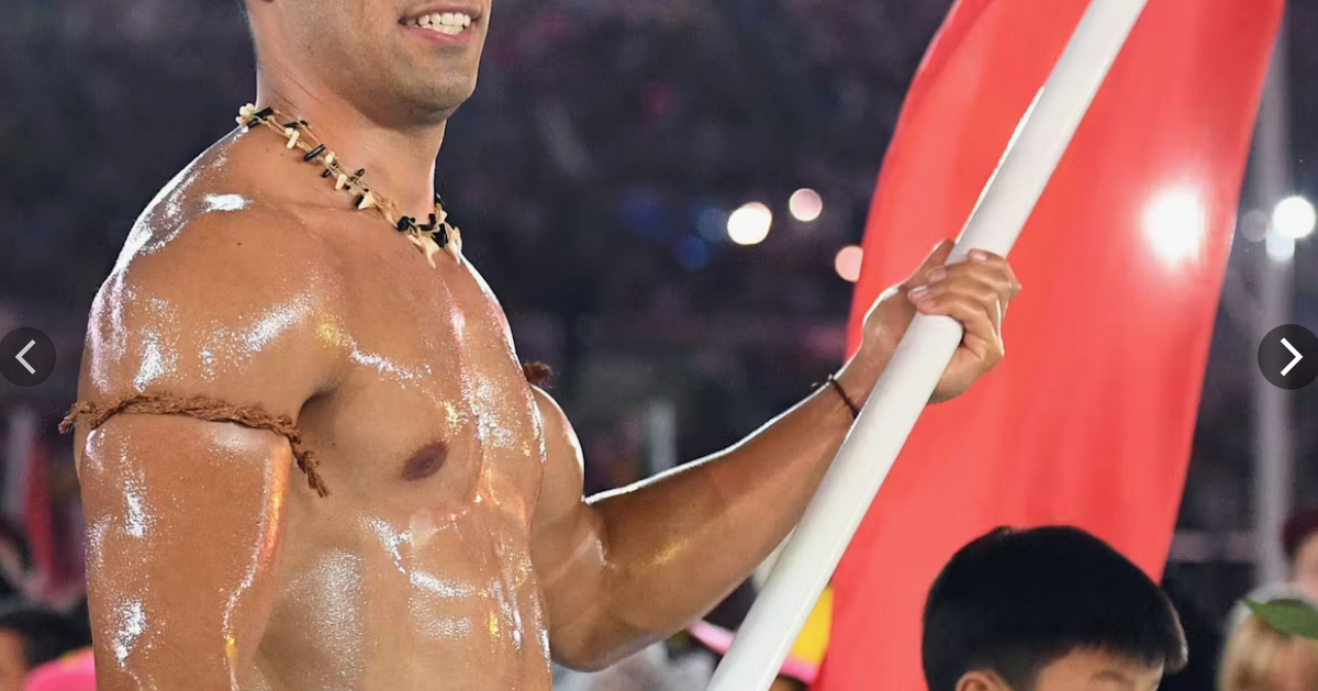 Знаменосец сборной Тонго на церемонии открытия Олимпийских игр в Рио-де-Жанейро. Тхэквондист Пит Николас Тауфатофуа.