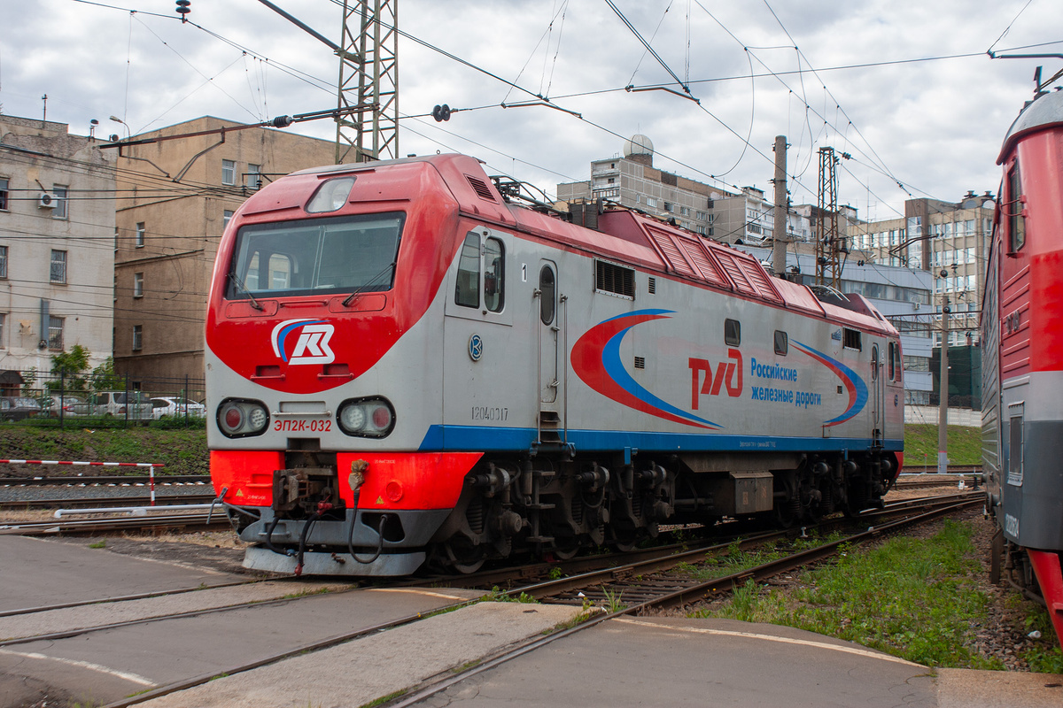 ЭП2К-032 в 2019 году, ещё до перекраски в корпоративные цвета РЖД. Депо Москва-пассажирская Курская.