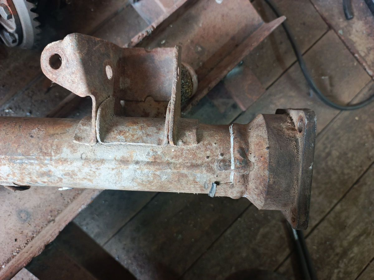 Маркером отметил место реза