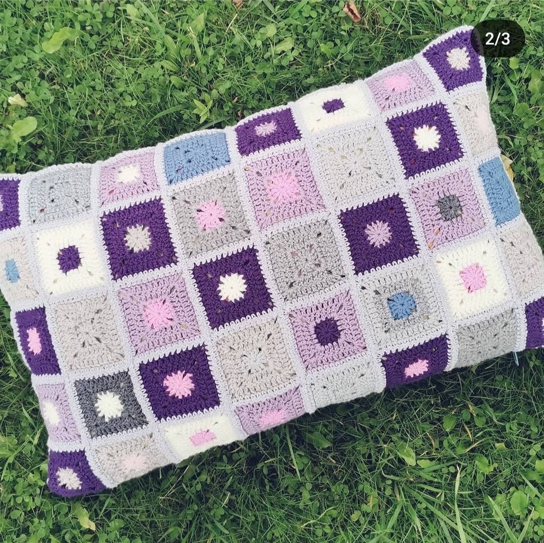 Чехол на подушку из мотивов, связанный крючком 