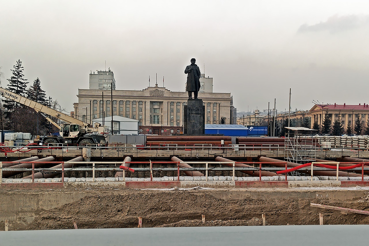    Сейчас памятник вождю пролетариата возвышается над огромным котлованом метро